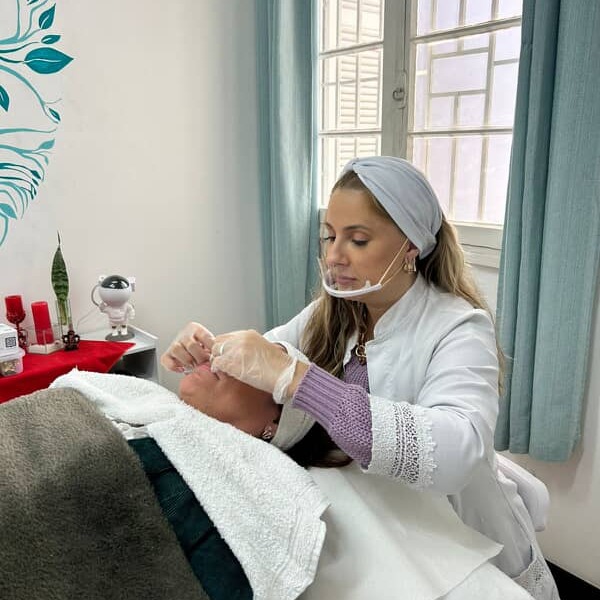 Precisa de um protocolo personalizado de rejuvenescimento facial com a especialista Stephanie, a