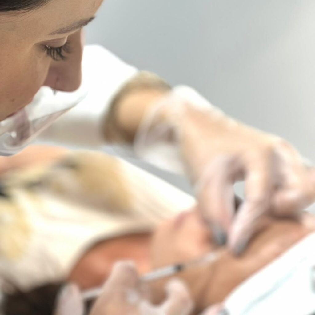 ✨ Chegou o momento de valorizar sua beleza natural ✨Você sabia que uma aplicação estratégica de