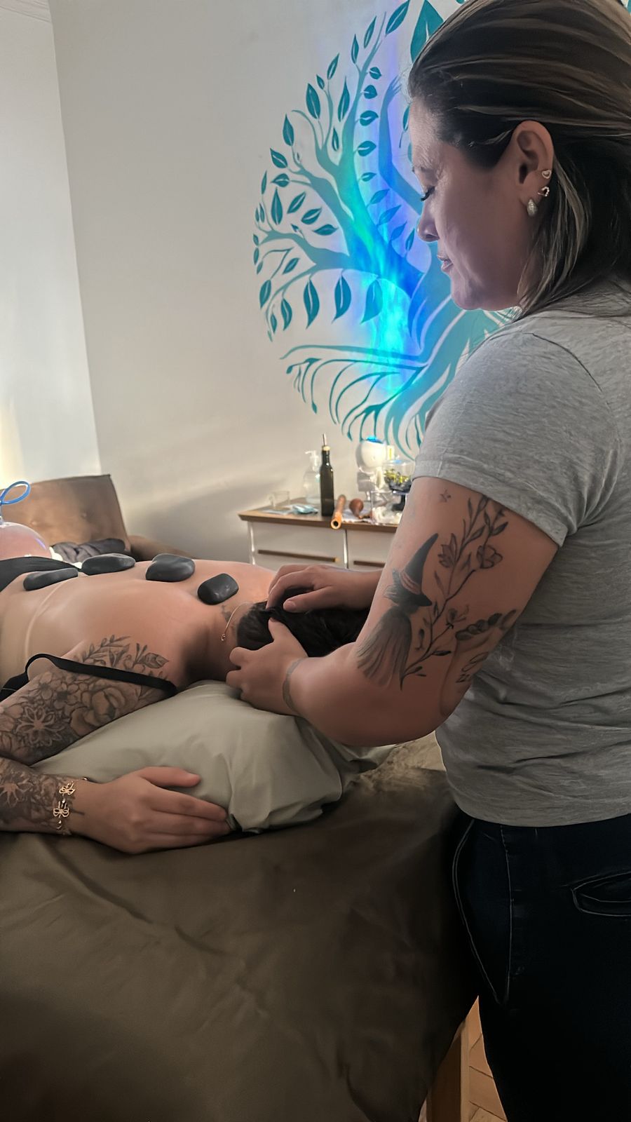 Massagem com pedras quentes
